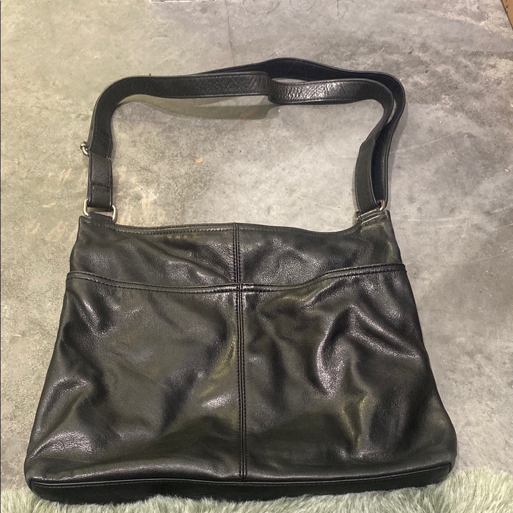 Sleek Black Leather Shoulder Bag with Curved Strap